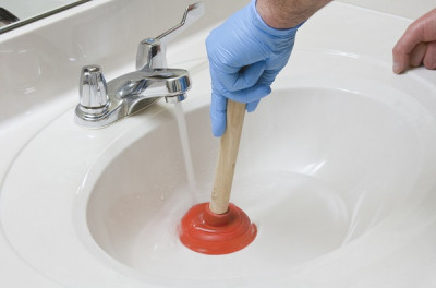 Cách lấy đồ rơi xuống bồn rửa mặt đơn giản và hiệu quả