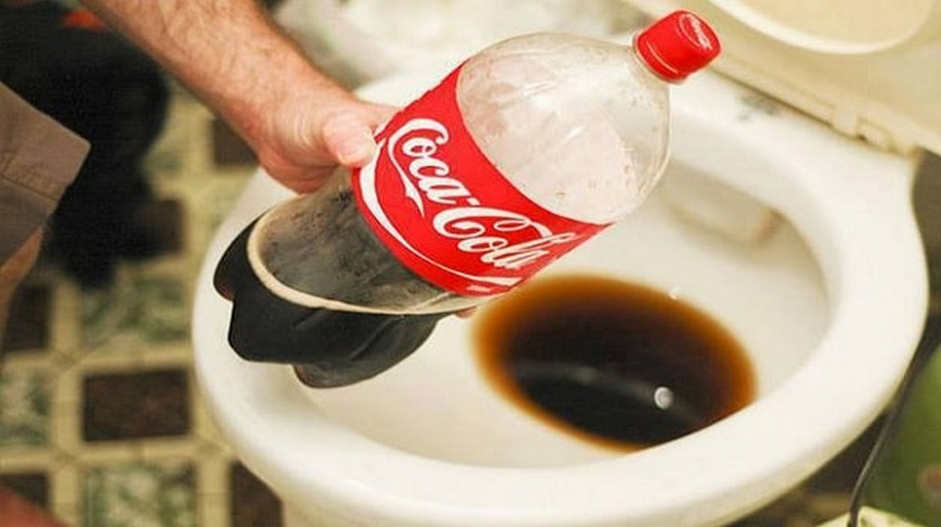 Thông bồn cầu bằng Coca hiệu quả “BÁ ĐẠO”