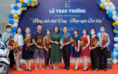 Hải Linh trao thưởng khách hàng trúng giải chương trình mừng sinh nhật 15 tuổi