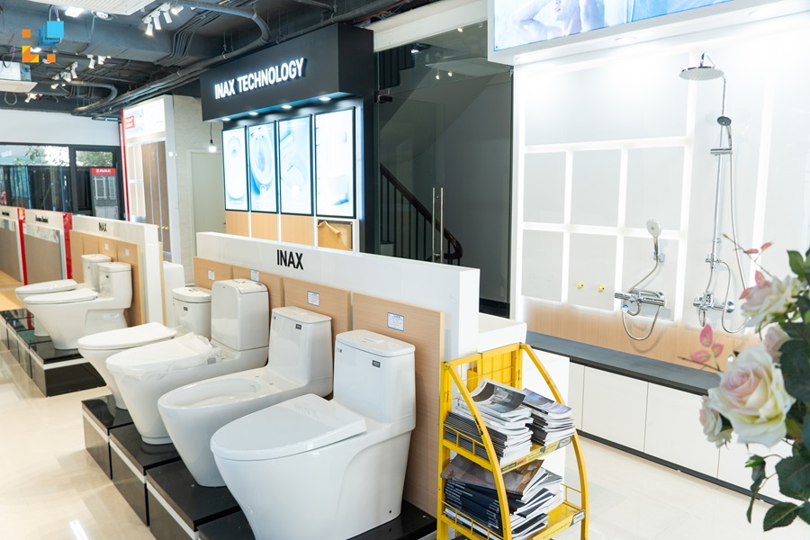 khong gian trung bay inax trong Showroom Hai Linh Ngo Gia Tu 1
