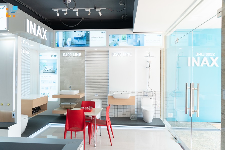 khong gian trung bay inax trong Showroom Hai Linh Ngo Gia Tu