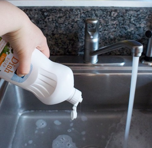 Dùng nước rửa bát hoặc xà phòng làm sạch vết bẩn